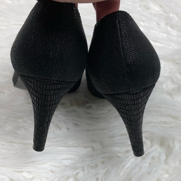 Stuart Weitzman🖤 Textured Pumps - Picture 4 of 6